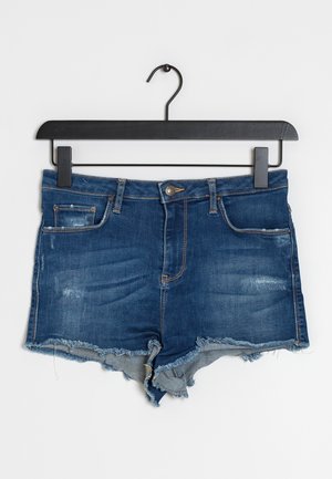 Shorts en denim, bleu foncé avec un ourlet effiloché, poches avant et détail de bouton en bronze. Conçus pour un ajustement décontracté, sans ornementation.