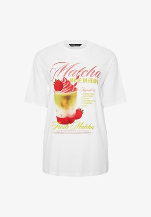 Biały T-shirt z grafiką deseru matcha z truskawkami i słomką w czerwone paski, zawierający przepis i dekoracyjne czcionki.