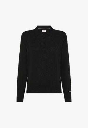 Maglione polo nero a maniche lunghe con texture a coste, placca con tre bottoni e logo discreto sul maniche. Tessuto a maglia liscia.