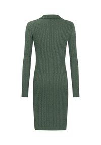 Robe tricotée verte avec une texture côtelée, manches longues et col, présentant des motifs en relief à côtes verticales.