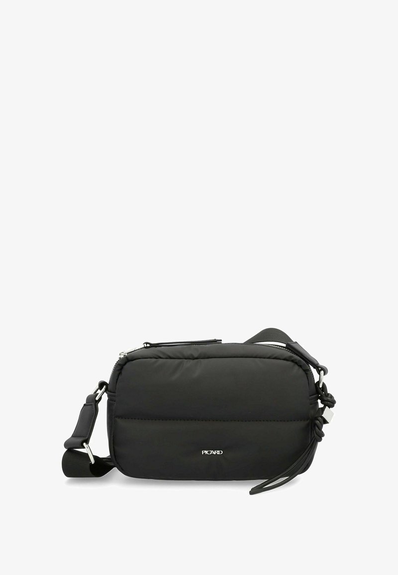 Bolso cruzado negro hecho de un material suave y acolchado con forma rectangular. Cuenta con herrajes plateados y una correa ajustable.