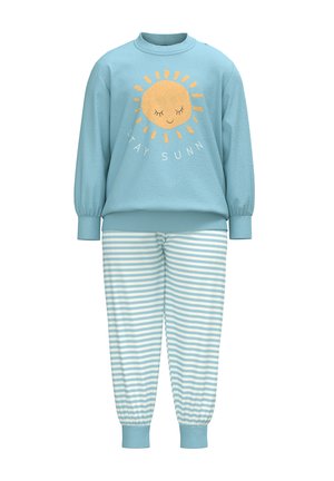 Lichtblauwe sweatshirt met een zonafbeelding en de tekst "STAY SUNN", gecombineerd met gestreepte lichtblauwe en witte pyjamabroek. Met cuffs aan de mouwen en enkels.