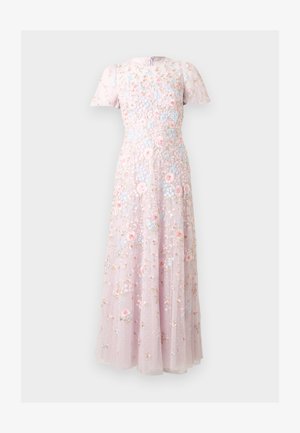 Robe longue rose pastel avec manches courtes, ornée d'une broderie florale multicolore complexe et d'une délicate superposition de tissu transparent.