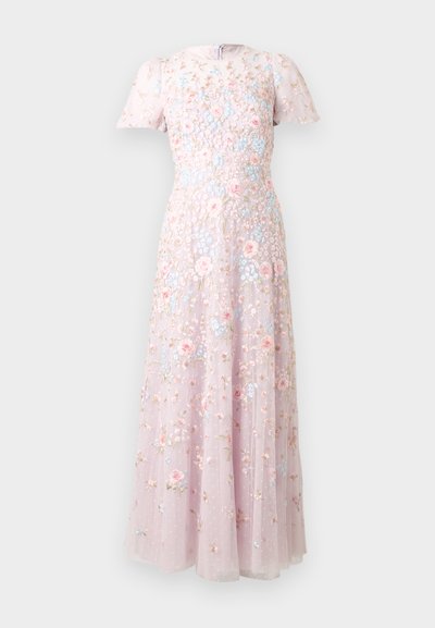 Φόρεμα μακρύ έως το πάτωμα σε παστέλ ροζ απόχρωση με κοντά μανίκια, διακοσμημένο με περίπλοκη πολύχρωμη κεντητή λουλουδάτη λεπτομέρεια και λεπτό διάφανο υφασμάτινο επιπλέον στρώμα.