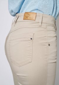 TONI BELOVED - Stoffhose - safari
