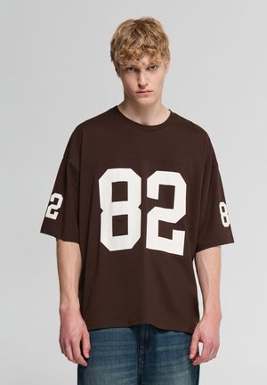 Terranova, T-SHIRT CON STAMPA NUMERO E VESTIBILITÀ BOXY - T-shirt con stampa - marrone