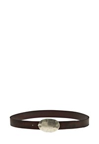 Bruin leren riem met een getextureerde metalen ovale gesp. Glad, slank bandje met een eenvoudig ontwerp. Geschikt voor verschillende outfits.
