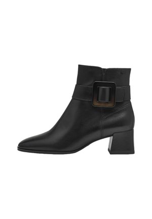 Schwarze Leder-Stiefelette mit einer spitzen Zehe, dicken Blockabsatz und einem breiten Riemen mit einem quadratischen Schnallendetail. Glatte Textur.