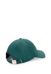 Turkusowa bawełniana czapka z wyprofilowanym daszkiem, regulowanym paskiem z tyłu i teksturowanym materiałem. Posiada dwa otwory wentylacyjne po obu stronach.