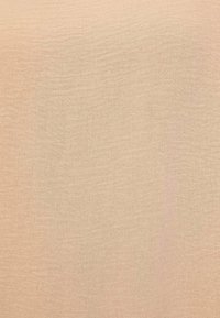 Beige stof met een gladde textuur en subtiele horizontale lijnen. Zacht materiaal, lichtgewicht, met een uniforme kleurverdeling.