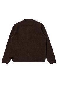 Giacca in pile marrone con colletto rotondo, maniche lunghe e superficie texturizzata. Progettata senza chiusure visibili o decorazioni.