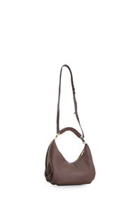 Braune Lederhandtasche mit einer lässigen Form, die einen geflochtenen oberen Griff und einen langen verstellbaren Trageriemen hat. Goldfarbene Akzente zieren den Reißverschluss.