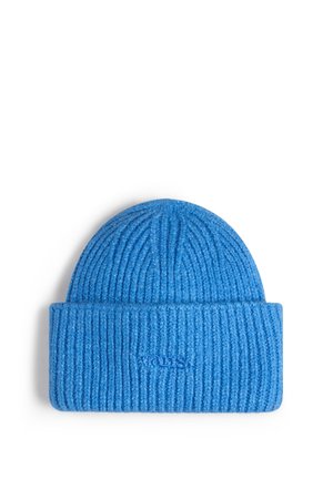 Sininen neulepipo, jossa on ribbikuvio ja taitettu reuna. Edessä on pieni brodeerattu logo. Pehmeä ja lämmin materiaali.
