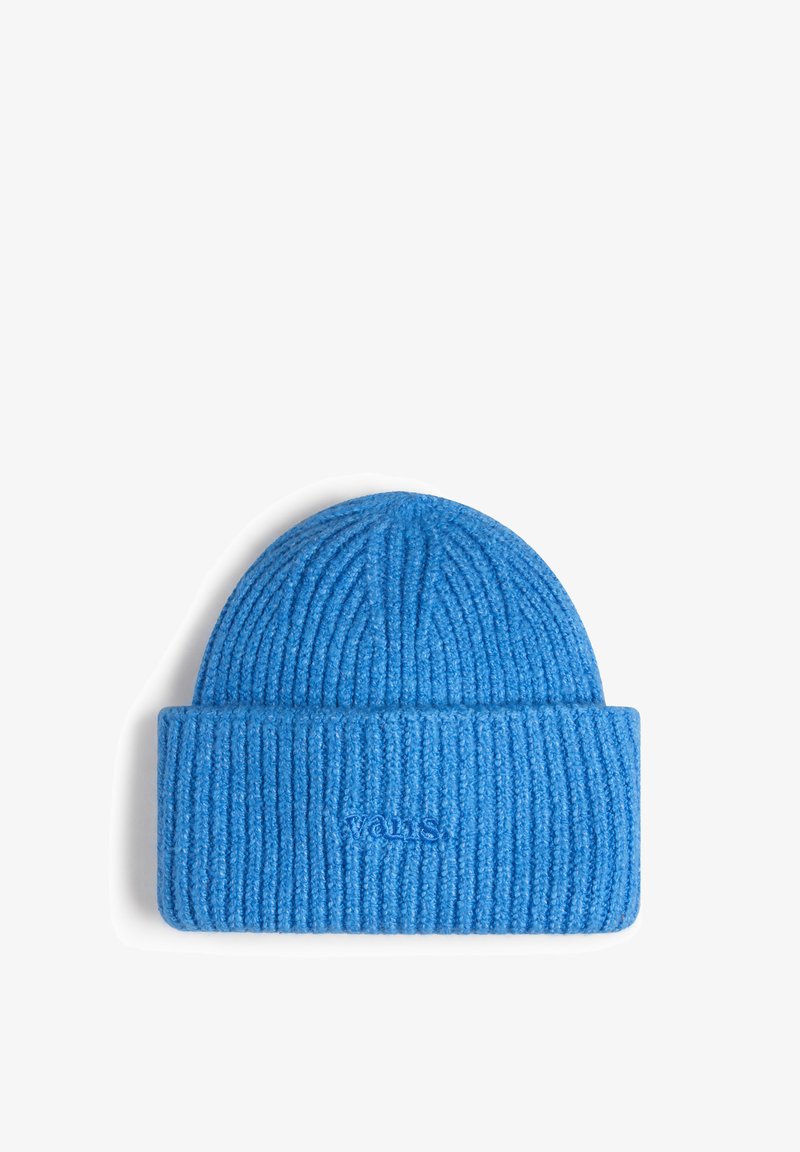 Berretto di lana blu lavorato a maglia con texture a coste e risvolto. Presenta un piccolo logo ricamato sulla parte anteriore. Materiale morbido e caldo.