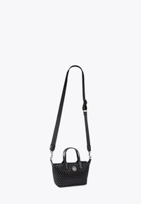 Czarna torebka z małymi białymi ćwiekami, wykonana ze skóry, z dwoma górnymi uchwytami i odpinanym paskiem na ramię. Okrągłe logo na przodzie.