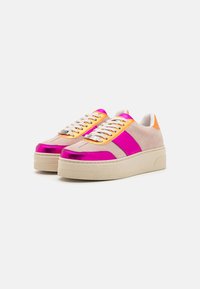 Sport sko med et rosa og oransje design, med semsket skinn og metalliske detaljer, tykk såle og hvite lisser.