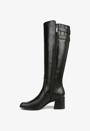 Zwarte leren kniehoge laars met een vierkante neus, een zijrits en drie horizontale banden bovenaan de schacht, met een chunky hak.