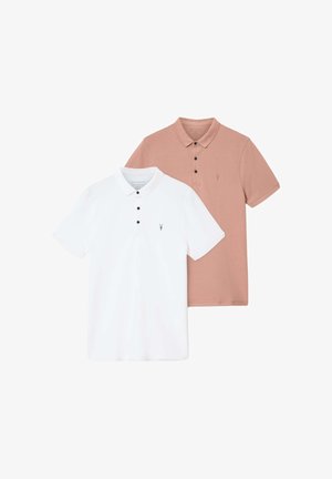 Zwei Polohemden mit kurzen Ärmeln, eines weiß und eines hellbraun, jeweils mit einem Kragen, drei schwarzen Knöpfen und einem kleinen gestickten Logo auf der Brust.