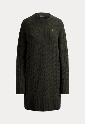 Mørkegrøn kabelstrikket lang sweater med ribmønstrede manchetter og kant, rund hals og lille broderet logo på brystet.