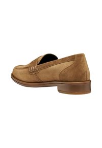 Chaussure à enfiler en daim marron avec un bout rond, des coutures décoratives et un petit talon. Texture lisse avec un léger éclat.