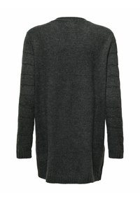 Pull en maille long à manches longues gris foncé avec un col en V et des rayures horizontales texturées sur les manches, en tissu tricoté doux, coupe décontractée et fentes latérales.