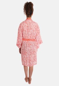 Rood en wit gestreepte kimono met bloemen- en zebraontwerpen, met een ceintuur in de taille en een accentstreep, voorzien van brede mouwen en een losse pasvorm.