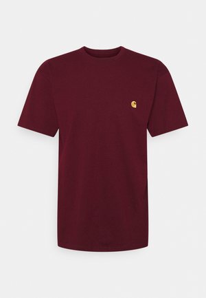 T-shirt bordeaux a maniche corte con girocollo e piccolo logo giallo Carhartt sul petto sinistro.