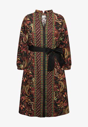 Blumengemustertes Kleid in dunklen Farbtönen mit langen Ärmeln, einer durchgehenden Knopfleiste und einem schwarzen Stoffgürtel, der in der Taille gebunden ist.