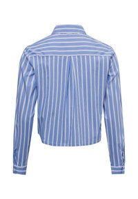 Camicia blu a maniche lunghe con righe verticali bianche, dotata di piega centrale sul retro e colletto. Tessuto di cotone liscio, polsini con bottoni.