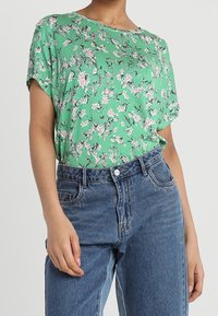 Gina Tricot Triko s potiskem - green