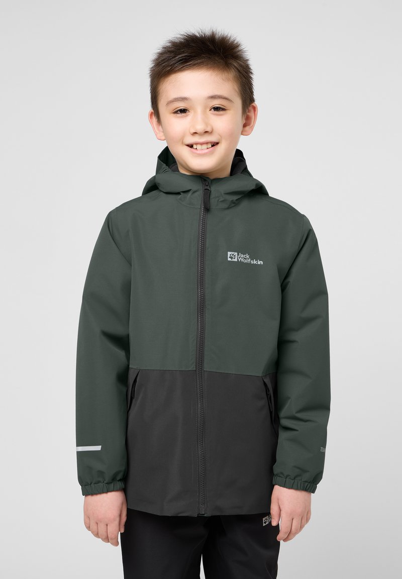 Jachetă waterproof verde și neagră cu glugă, fermoar frontal, mansete elastice, accente reflective și detaliu cu logo pe piept.