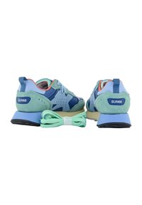 Scarpa da ginnastica blu e verde realizzata in rete e suede, con una suola azzurro chiaro, dettagli rosa e una punta arrotondata. Include lacci color menta.
