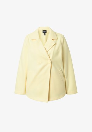 Hellgelber, zweireihiger Wollmantel mit breiten Revers und Seitentaschen, vor weißem Hintergrund präsentiert.