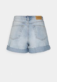 Shorts en denim bleu clair avec ourlet roulé, deux poches arrière et une étiquette de marque en cuir marron sur la ceinture.