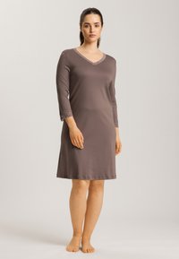 Brun knälång nattklänning med trekvartsärmar, med V-ringning och spetsdetaljer vid halsringning och ärmkanter. Mjuk tygstruktur.