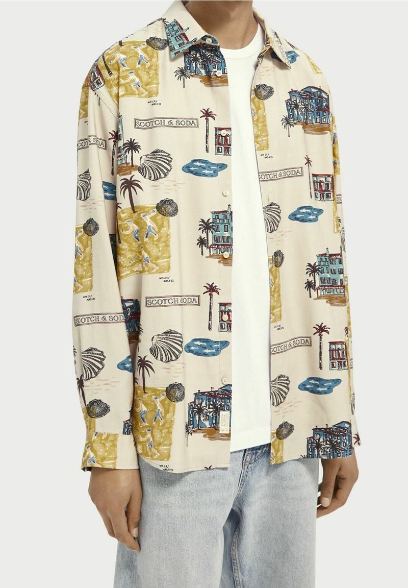 Chemise à manches courtes beige avec des illustrations colorées sur le thème de la plage. Elle comporte une fermeture à boutons, une poche poitrine et est fabriquée en tissu léger.