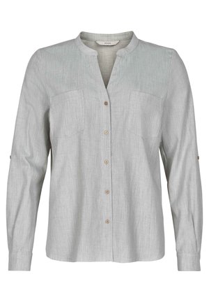 Chemise gris clair à manches longues avec boutons, deux poches poitrine et col sans col, présentée sur un fond blanc uni.