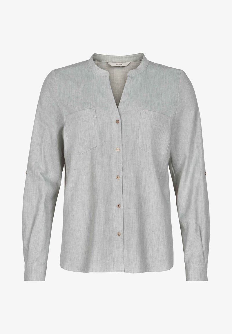 Chemise gris clair à manches longues avec boutons, deux poches poitrine et col sans col, présentée sur un fond blanc uni.