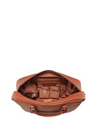 Bolso de cuero marrón claro con una gran abertura. El interior cuenta con múltiples bolsillos y compartimentos en una tela suave y a juego.