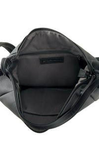 Bolso de mano de cuero negro con un exterior texturizado, cierre de cremallera y forro de tela. El interior cuenta con un bolsillo con cremallera y una etiqueta de logo.