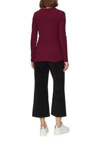 s.Oliver MIT HENLEYAUSSCHNITT - Langarmshirt - rubinrot
