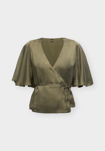 Blouse portefeuille en soie vert olive avec larges manches volantées et ceinture à nouer sur le côté, conçue par Boss, présentée sur fond blanc.