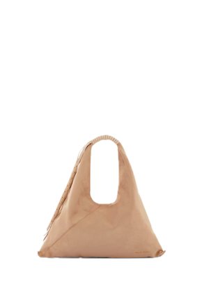 Borsa a mano triangolare in pelle marrone chiaro con manico imbottito, dettagli con borchie laterali e piccolo logo dorato nell’angolo in basso a destra.