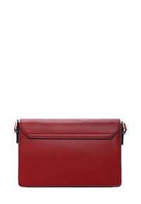 Clutch in ecopelle rossa con finitura liscia, forma rettangolare e rifiniture nere a contrasto. Presenta una patta pieghevole e una tracolla removibile.