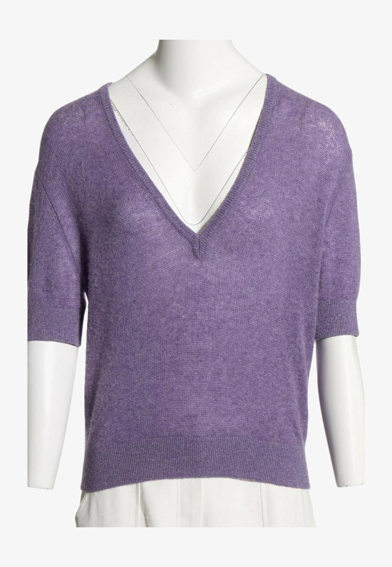 Pull en maille violet à manches courtes avec col en V sur un buste de mannequin blanc sur fond blanc.