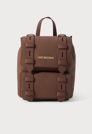 Sac à dos en simili cuir marron avec poches à rabat avant et inférieur sécurisées par des sangles réglables, avec le logo doré "Love Moschino" sur le rabat supérieur.