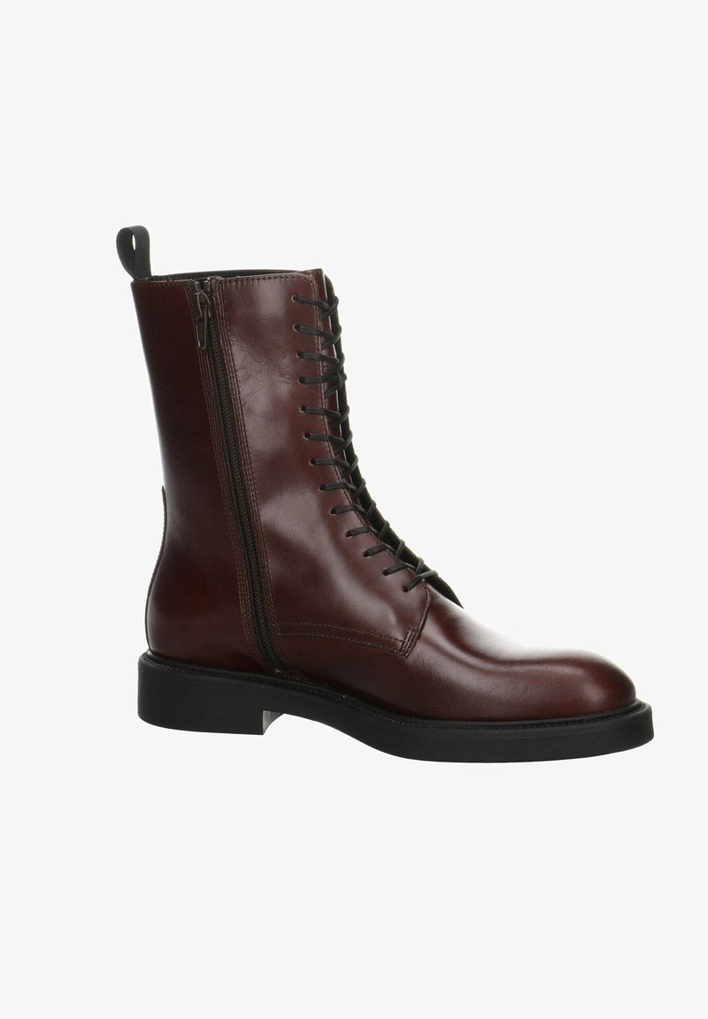 Botte en cuir marron à lacets avec fermeture éclair latérale, bout rond, semelle en caoutchouc et détails texturés sur la partie supérieure.