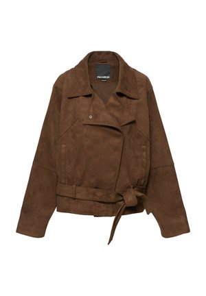 Veste biker en daim marron avec larges revers, ceinture à nouer à la taille et manches longues, portant l'étiquette Pull&Bear à l'intérieur du col.