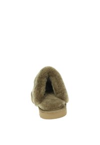 Bruine instapslippers met een fuzzy binnenkant, ronde opening en platte zool. Zachte textuur met een minimaal ontwerp. Geen zichtbare patronen of hardware.
