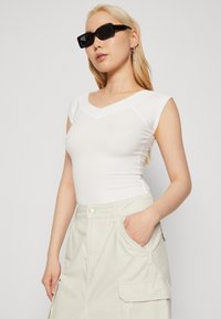 BDG Urban Outfitters SHANNEN V NECK - Jednoduché tričko - white